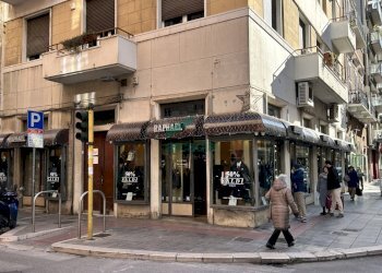 facciata - Locale Commerciale Via Dante Alighieri 22, Bari (zona Murat) - foto 8