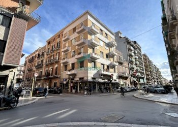 facciata - Locale Commerciale Via Dante Alighieri 22, Bari (zona Murat) - foto 9