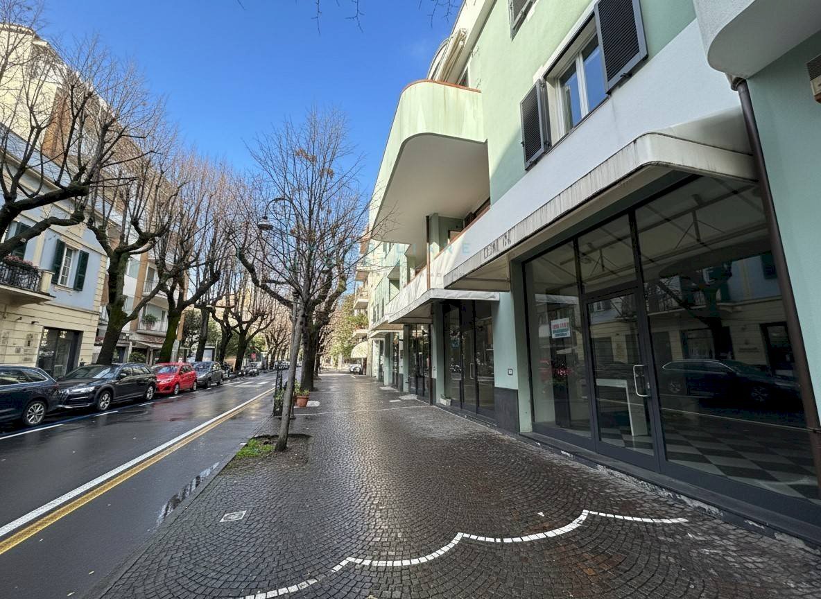 Foto 1 - Locale Commerciale Via Martiri della Libertà, Albenga - foto 1