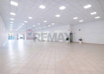 Stanza vuota - Locale Commerciale Via Fontana Matuccia
 
12, Civita Castellana - foto 1