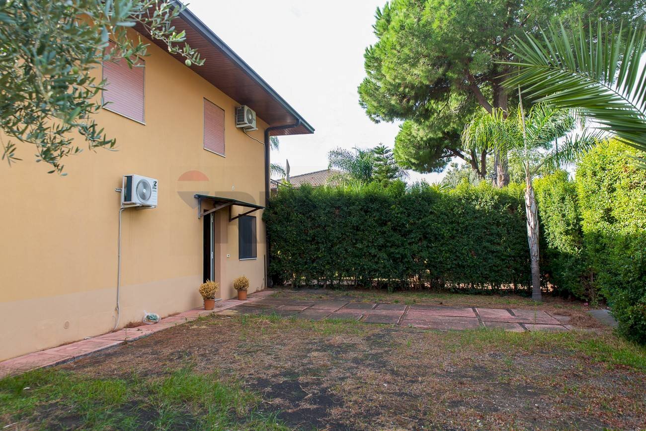 Giardino - Casa semi indipendente Via Sacerdote Messina
 
10, Aci Sant'Antonio - foto 2