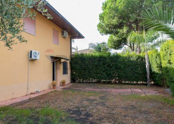 Giardino - Casa semi indipendente Via Sacerdote Messina
 
10, Aci Sant'Antonio - foto 2