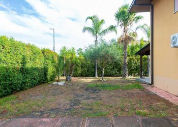 Giardino - Casa semi indipendente Via Sacerdote Messina
 
10, Aci Sant'Antonio - foto 15