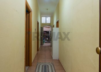 Hall / corridoio - Trilocale Via Nuoro
 
39, Paterno - foto 6