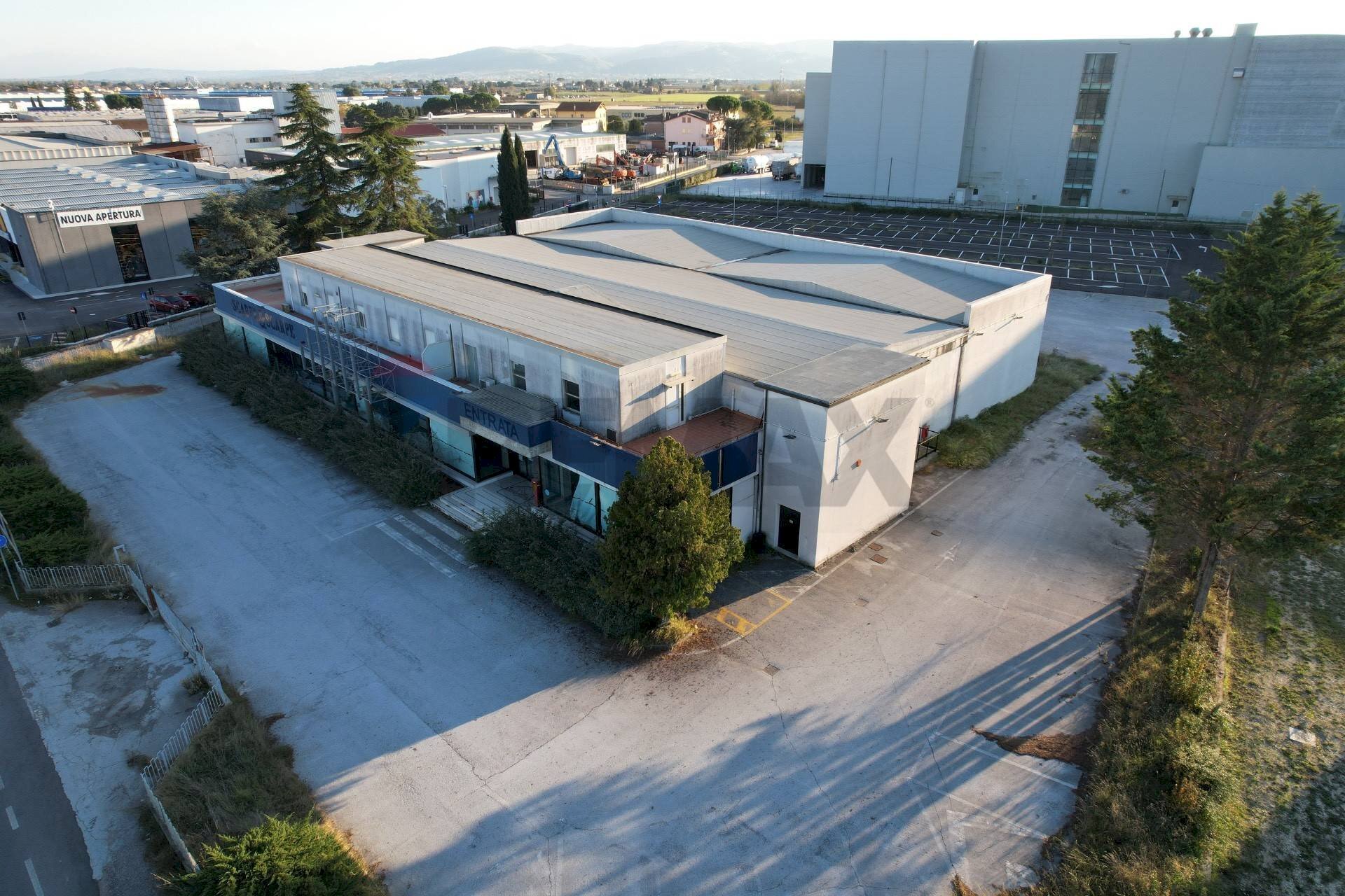 Edificio all\'aperto - Commercial Premises san padre pio
 
25, Bastia Umbra - photo 1