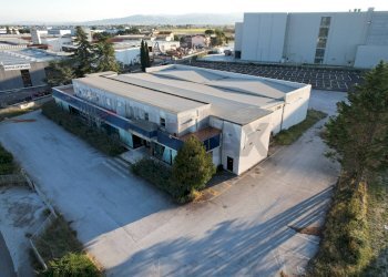 Edificio all\'aperto - Commercial Premises san padre pio
 
25, Bastia Umbra - photo 1