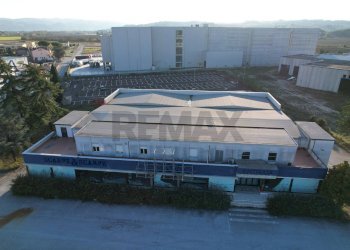 Edificio all\'aperto - Commercial Premises san padre pio
 
25, Bastia Umbra - photo 2