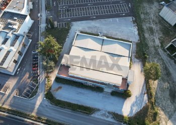 Edificio all\'aperto - Commercial Premises san padre pio
 
25, Bastia Umbra - photo 4