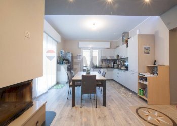 Cucina - Casa indipendente Costa Volpino - foto 6