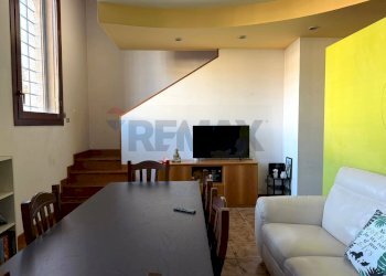 Sala da pranzo - Quadrilocale Contrà della Misericordia
 
14, Vicenza - foto 2