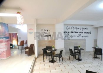 Sala da pranzo - Bar Tavola Calda - Fredda Via Pizzomunno
 
5, Vieste - foto 28