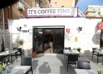 Edificio all\'aperto - Bar Tavola Calda - Fredda Via Pizzomunno
 
5, Vieste - foto 31