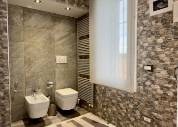 Bagno finestrato - Villa Via Nazionale Dei Giovi
 
94, Lentate sul Seveso - foto 34