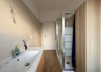 Bagno finestrato - Trilocale Via Tommaso Tittoni
 
5, Desio - foto 12