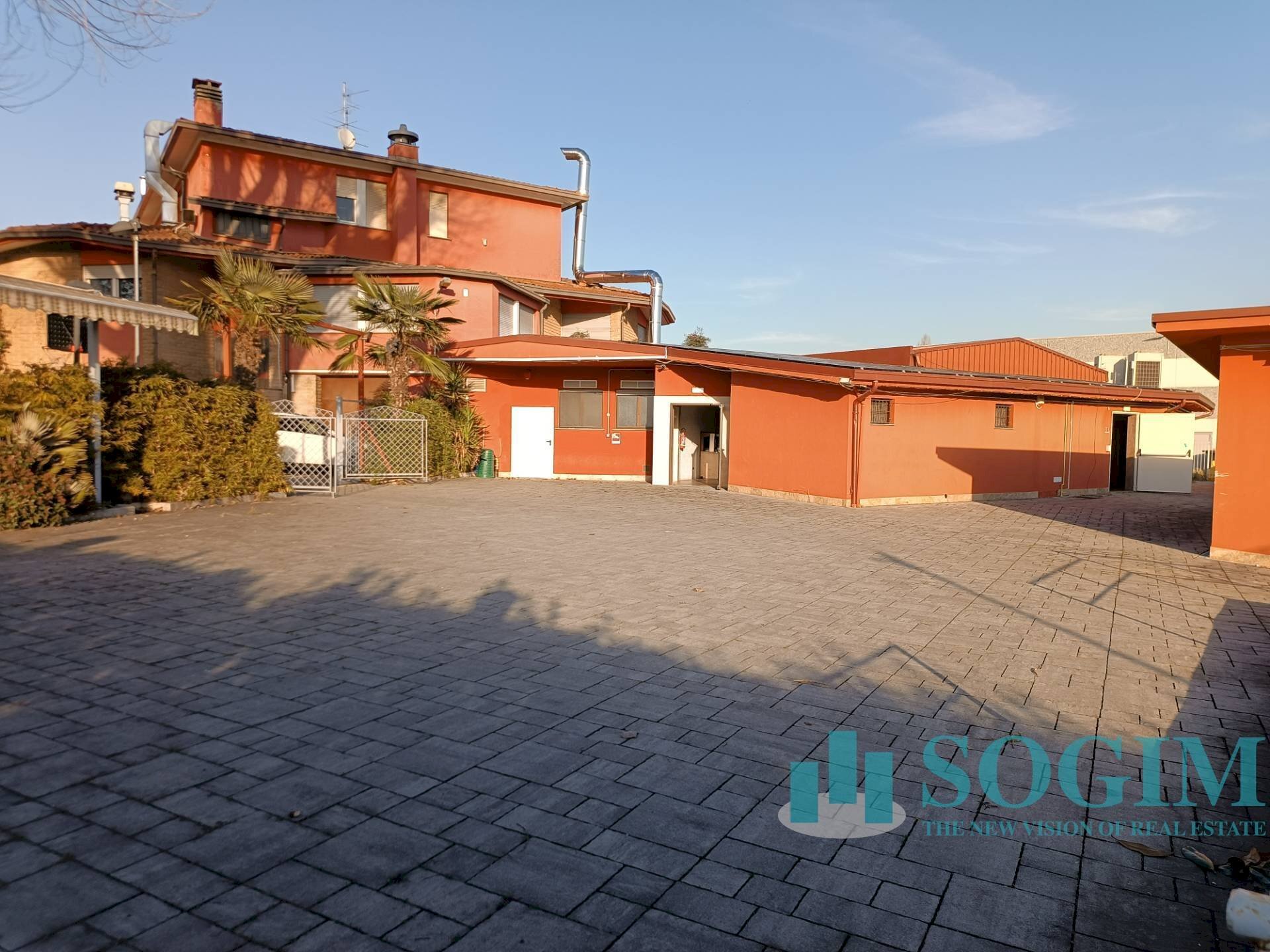 Esterno - Locale Commerciale Via Repubblica
 
7, Lurate Caccivio - foto 1