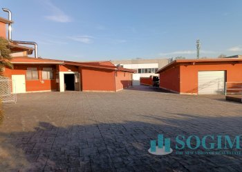 Esterno_1 - Commercial Premises Via Repubblica
 
7, Lurate Caccivio - photo 2