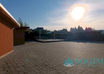 Esterno_3 - Commercial Premises Via Repubblica
 
7, Lurate Caccivio - photo 4