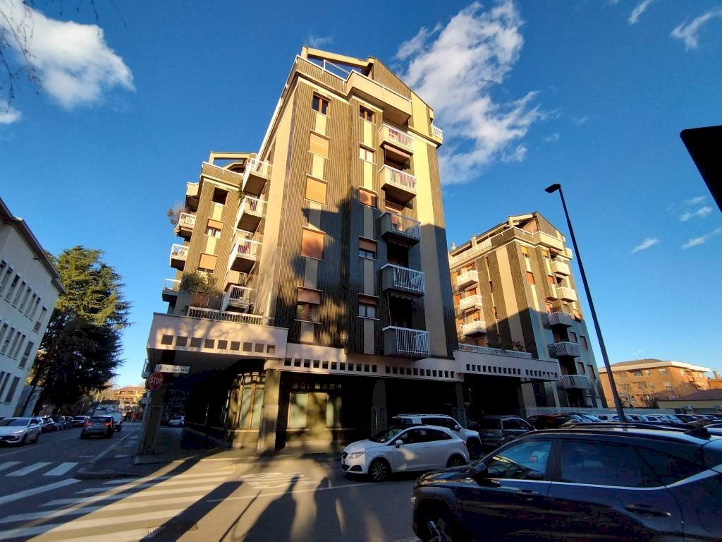 Facciata - Quadrilocale piazza Europa, 23, San Vittore Olona - foto 1