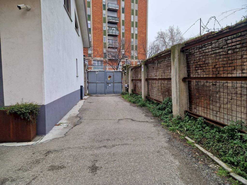 Cortile interno - Box piazza della Resistenza, 10, Bologna (zona Centro Storico) - foto 3