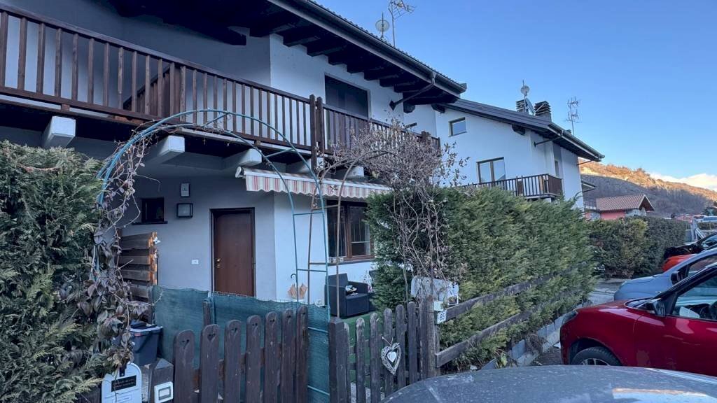 Facciata - Villa a Schiera strada Statale della Valle d'Aosta, Quart - foto 2