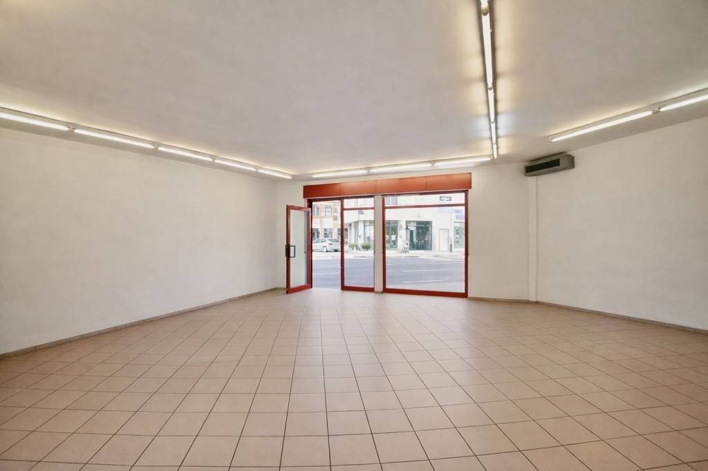 Interno non residenziale - Negozio via Borgo Santa Caterina, Bergamo (zona Borgo Santa Caterina) - foto 1