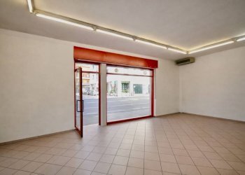 Interno non residenziale - Negozio via Borgo Santa Caterina, Bergamo (zona Borgo Santa Caterina) - foto 1