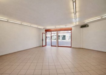 Interno non residenziale - Negozio via Borgo Santa Caterina, Bergamo (zona Borgo Santa Caterina) - foto 2