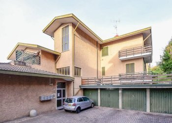 Facciata - Appartamento via Monsignor Riccardo Beretta, 19, Missaglia - foto 2