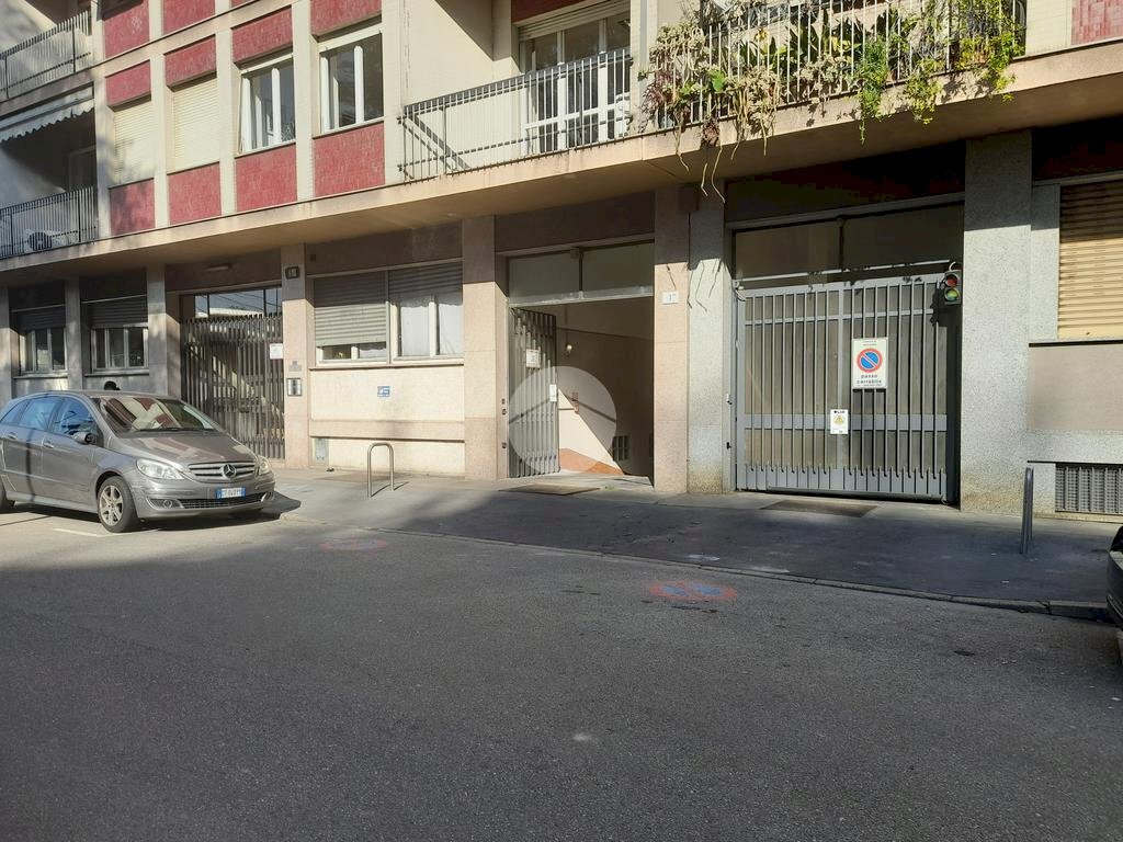 Box Via Lorenzo Perosi, Milano (zona Lorenteggio) - foto 2