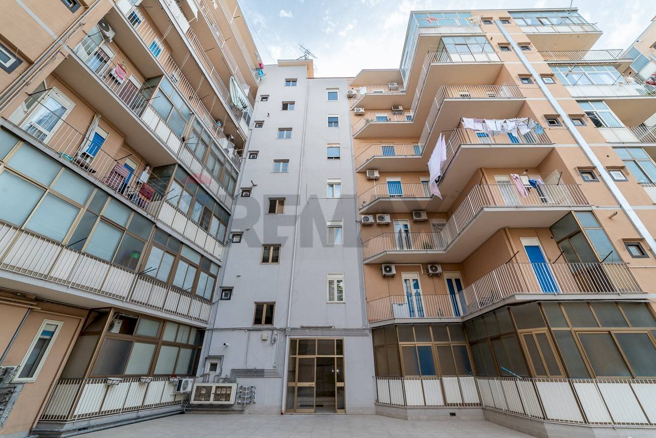 Edificio all\'aperto - Trilocale Via Ammiraglio Caracciolo
 
52, Catania - foto 2