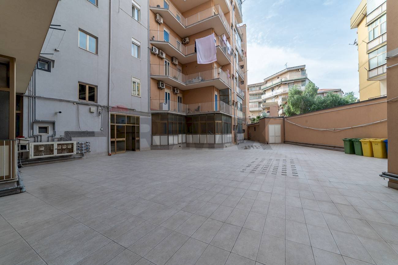 Edificio all\'aperto - Trilocale Via Ammiraglio Caracciolo
 
52, Catania - foto 3