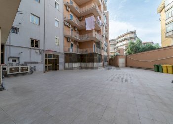 Edificio all\'aperto - Trilocale Via Ammiraglio Caracciolo
 
52, Catania - foto 3