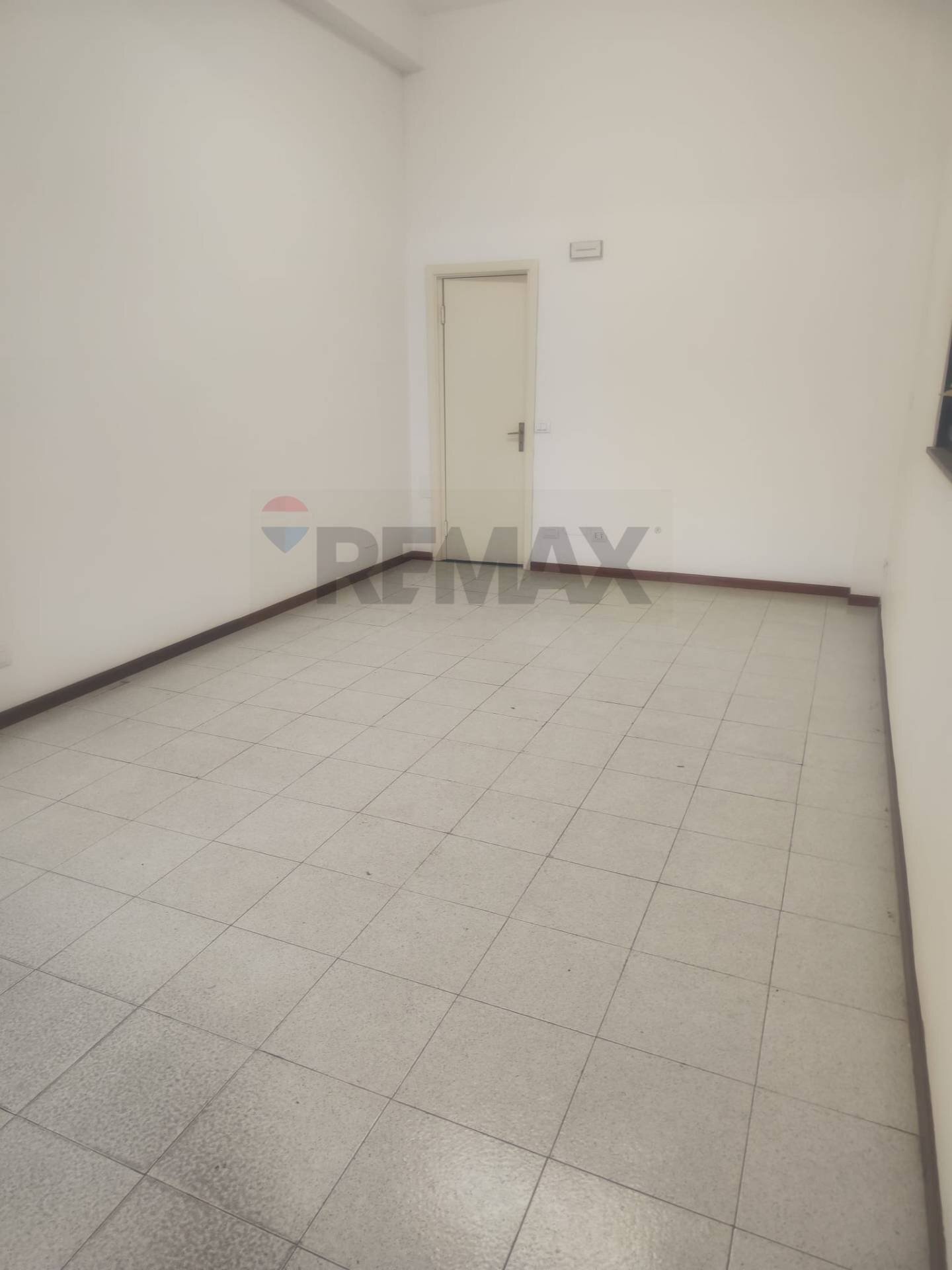 Stanza vuota - Locale Commerciale Via Firenze
 
97, Aci Castello - foto 3