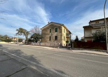 Edificio all\'aperto - Trilocale Via Stazione
 
12, Cannara - foto 18