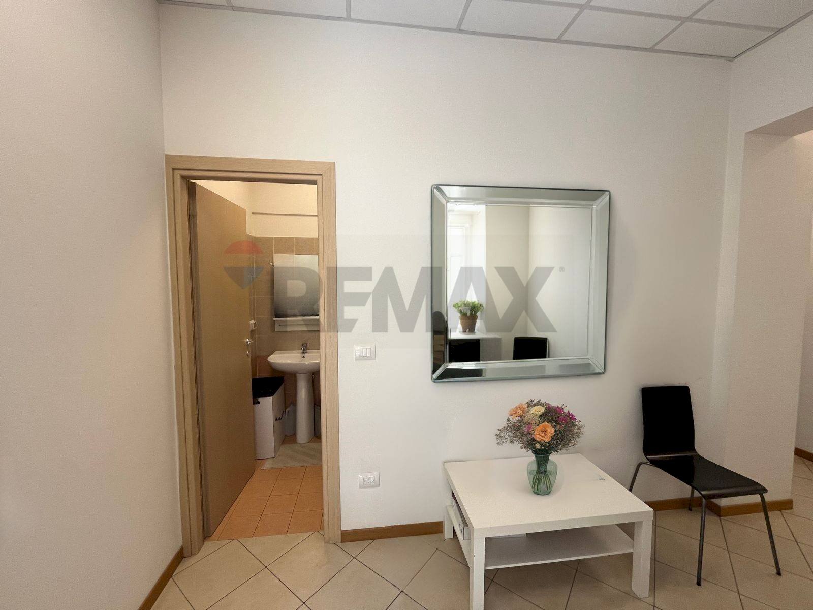 Hall / corridoio - Ufficio Via Piscine Eden Rock
 
2, Bastia Umbra - foto 3