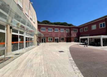 Edificio all\'aperto - Ufficio Via Piscine Eden Rock
 
2, Bastia Umbra - foto 8