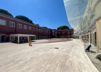 Edificio all\'aperto - Ufficio Via Piscine Eden Rock
 
2, Bastia Umbra - foto 16