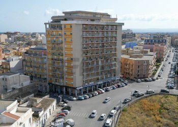 Edificio all\'aperto - Locale Commerciale Piazza della Vittoria
40, Siracusa - foto 2