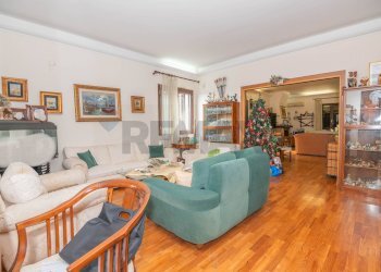 Sala da pranzo - Villa traversa gebbiazza
 
13, Siracusa - foto 6