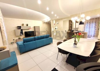 Sala da pranzo - Villa a Schiera Via Sandro Pertini
 
17, San Nicola la Strada - foto 1