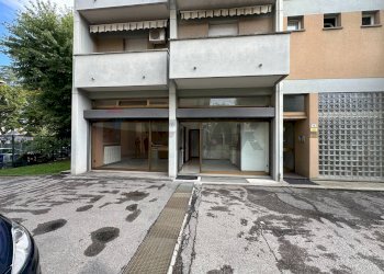 Edificio all\'aperto - Negozio Piazza XXV Aprile
 
15, Sala Baganza - foto 11