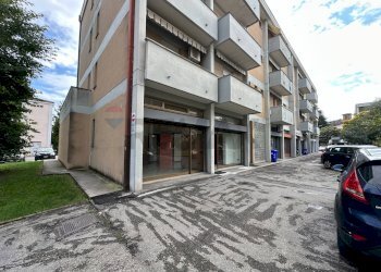 Edificio all\'aperto - Negozio Piazza XXV Aprile
 
15, Sala Baganza - foto 12