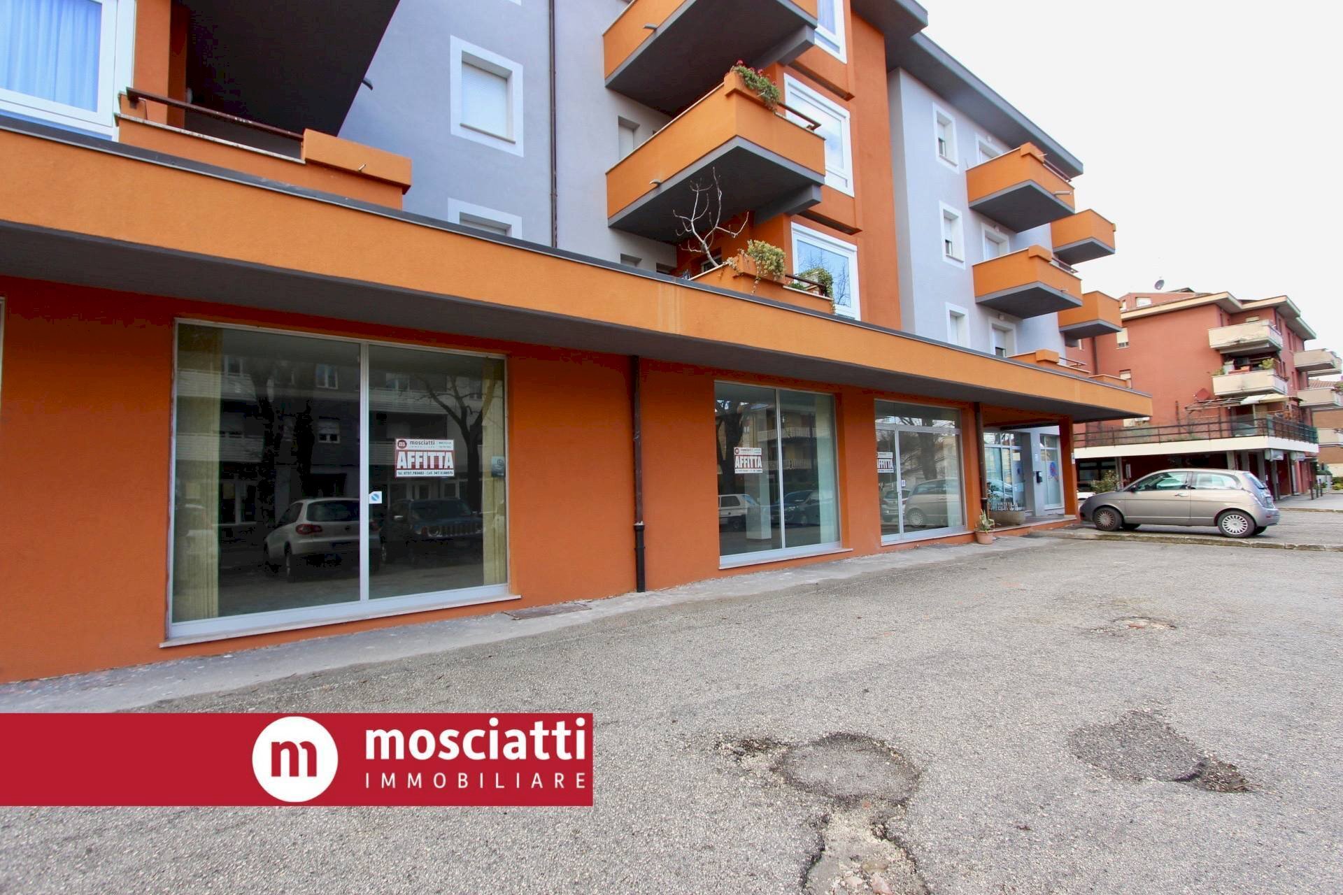 Foto 2 - Commercial Premises Viale Cesare Battisti, Matelica - photo 2