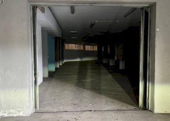 Interno non residenziale - Magazzino via Monte Emilius, Aosta - foto 1