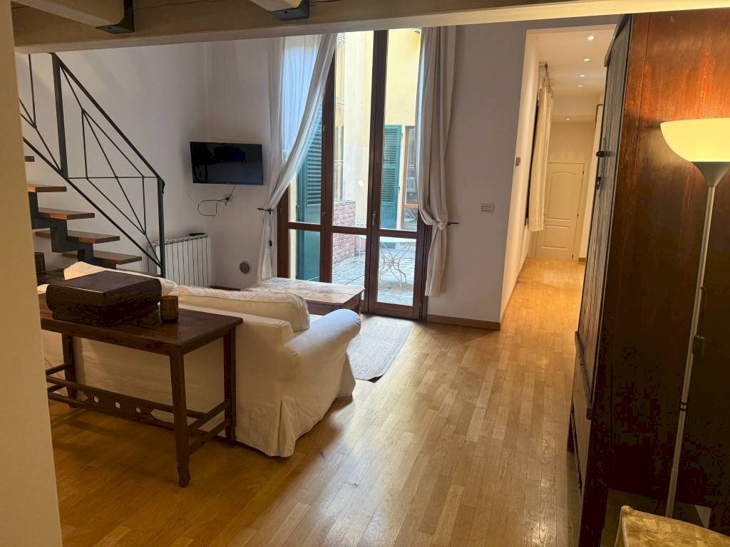 Salone - Trilocale via San Felice, 40, Bologna (zona Centro Storico) - foto 2