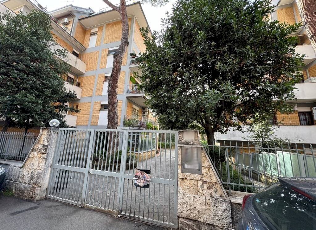 Facciata - Four-room apartment via Francesco Ripandelli, Roma - photo 1