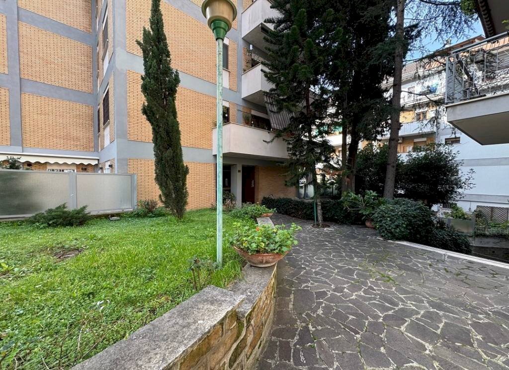 Giardino - Four-room apartment via Francesco Ripandelli, Roma - photo 3