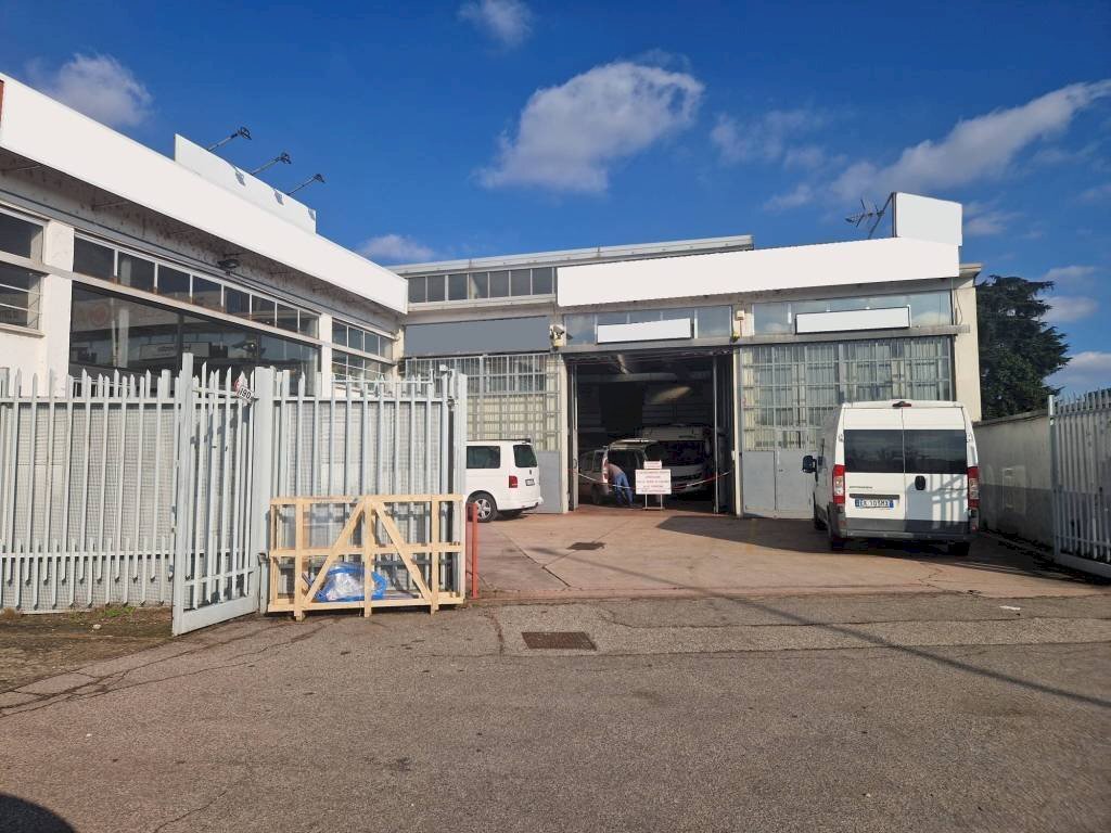 Facciata - Capannone via Sempione, Pero - foto 1