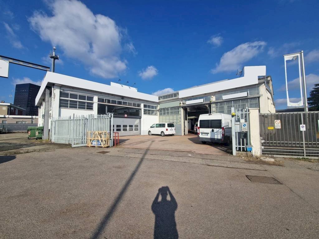 Facciata - Capannone via Sempione, Pero - foto 2