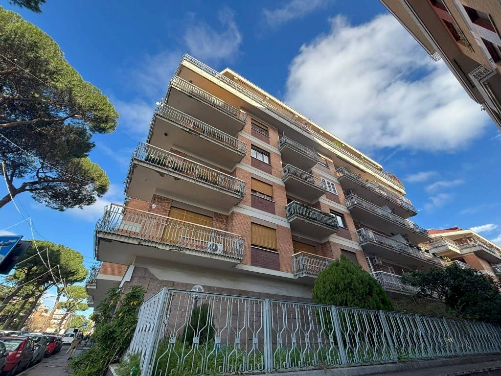 Facciata - Trilocale via Luigi Capuana, 22, Roma - foto 1